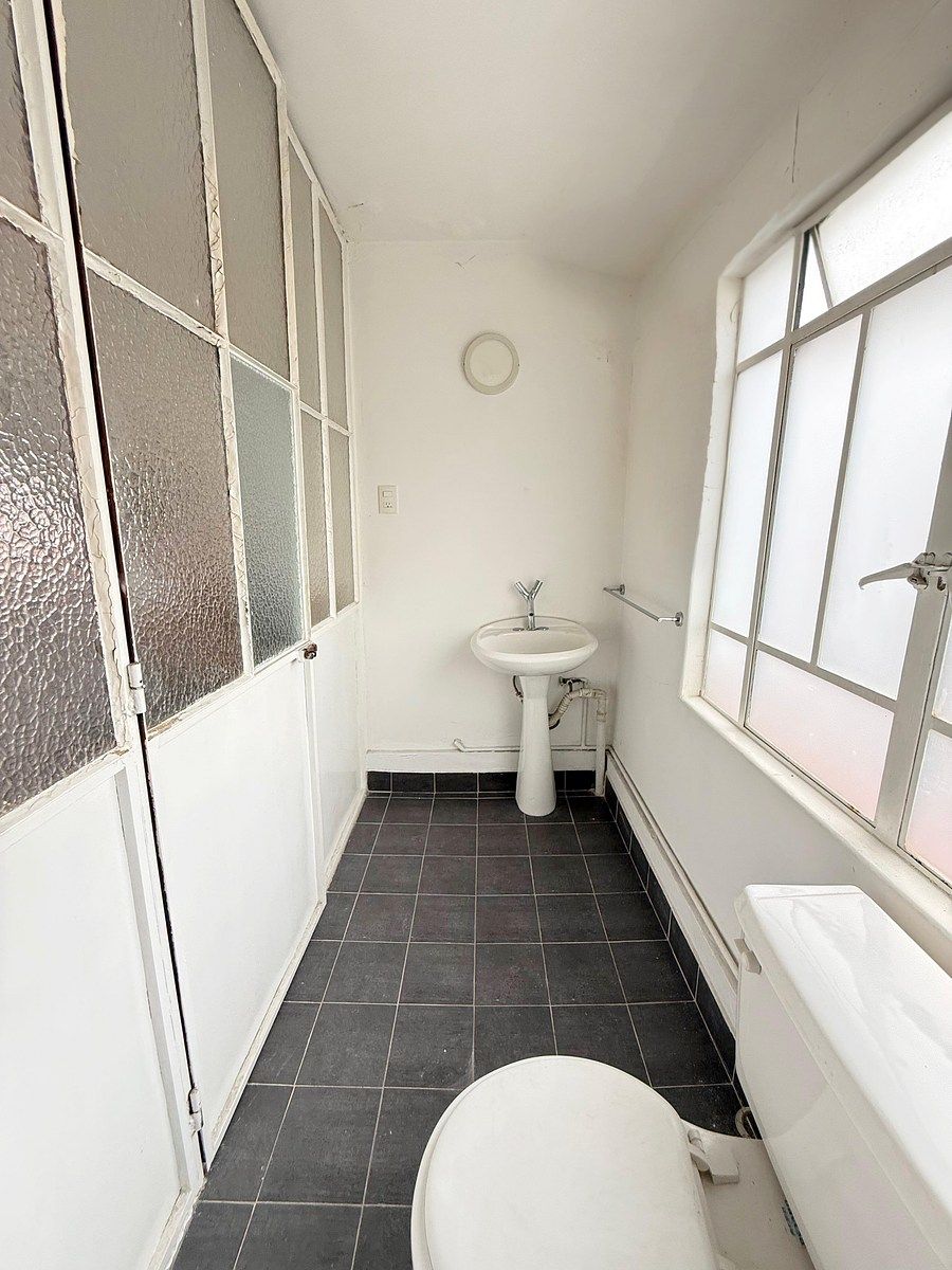 24 de 30: BAÑO DE SERVICIO