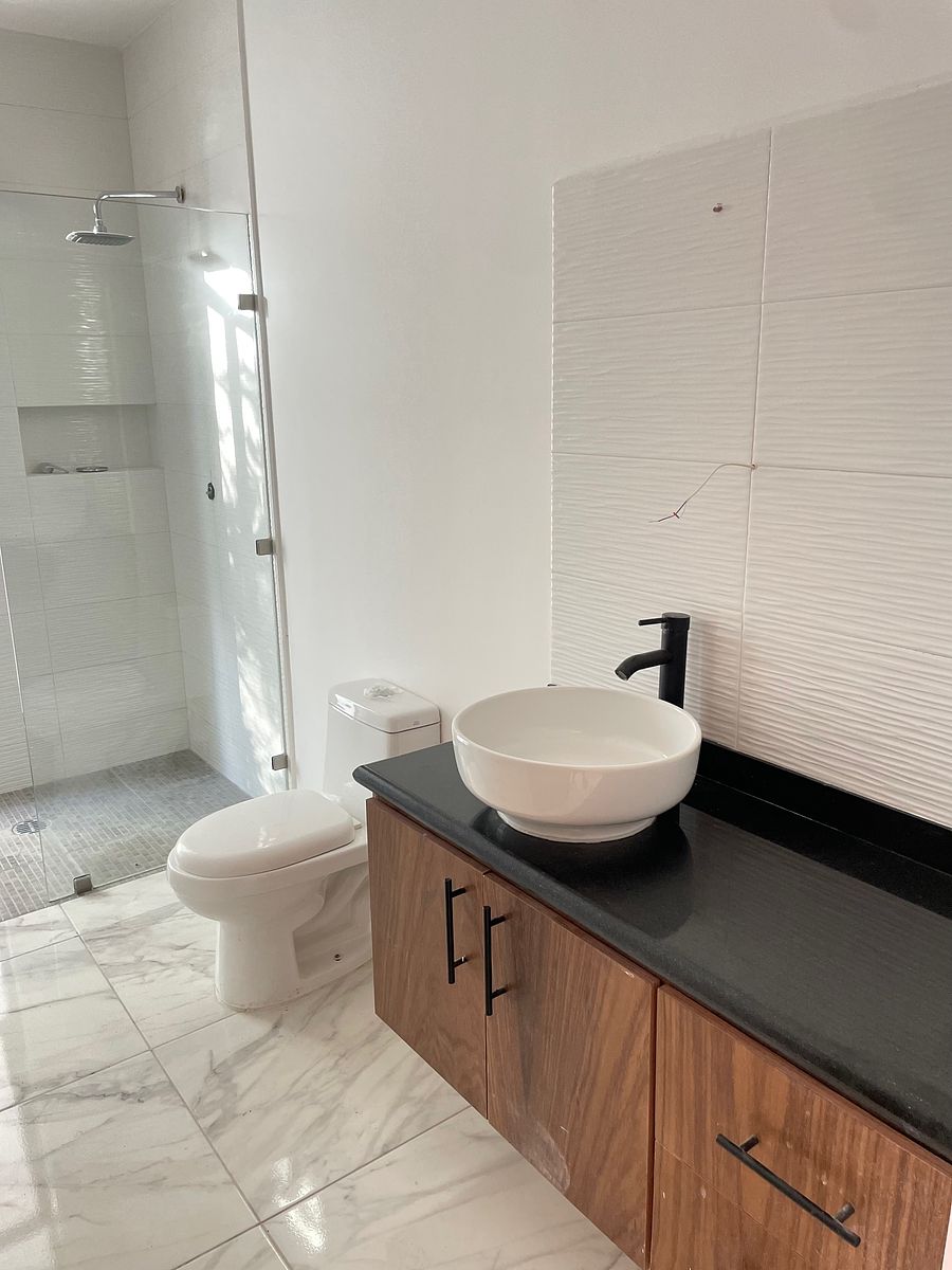 9 of 21: BAÑO AREA SOCIAL