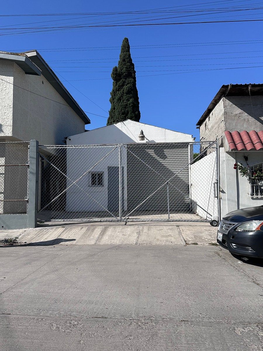 1 of 7: Fachada