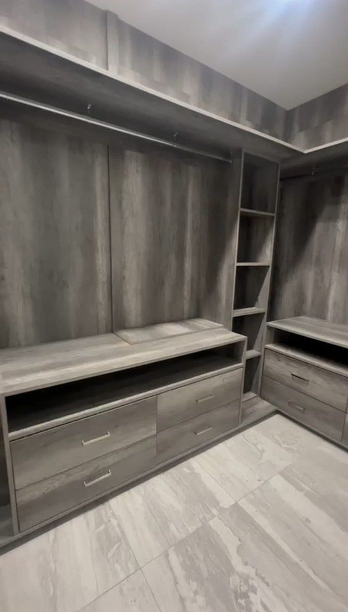 5 of 7: Vestidor