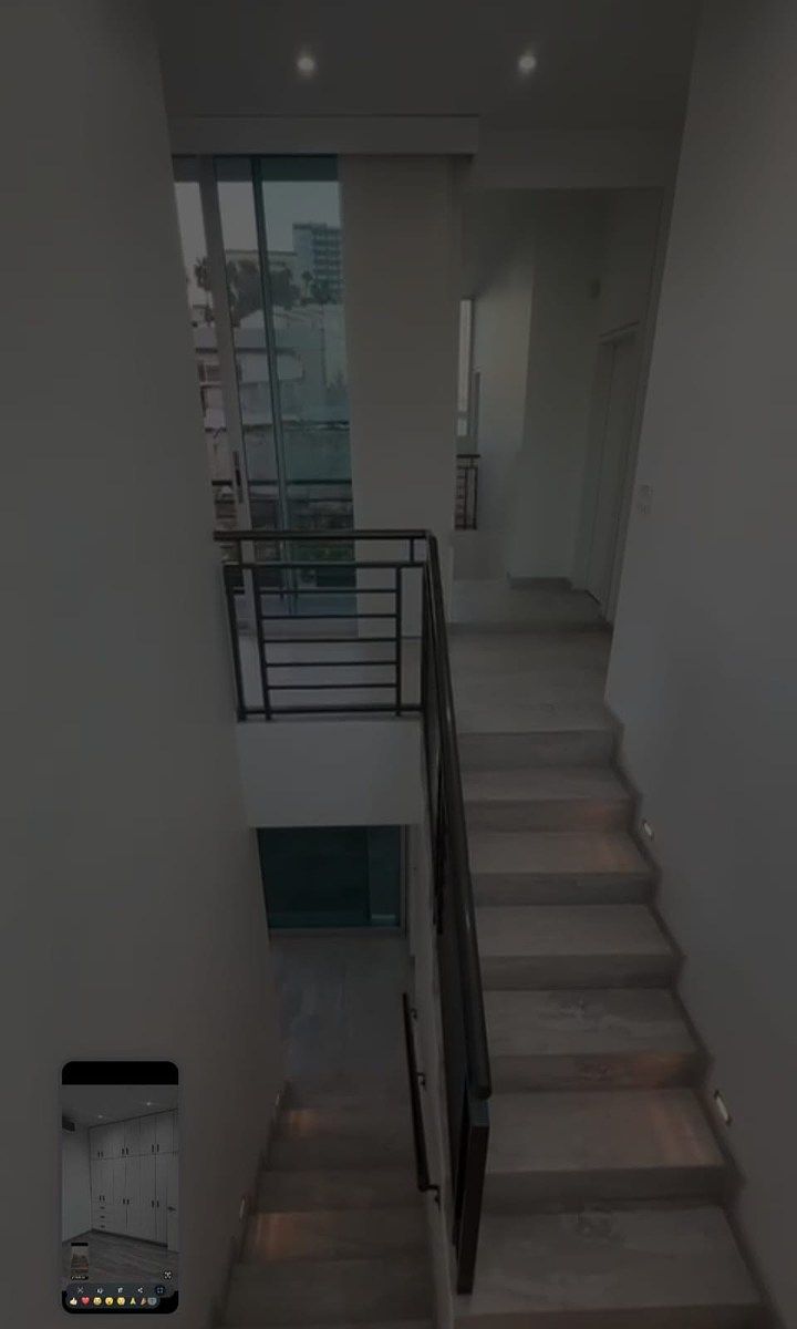 6 of 7: Escalera