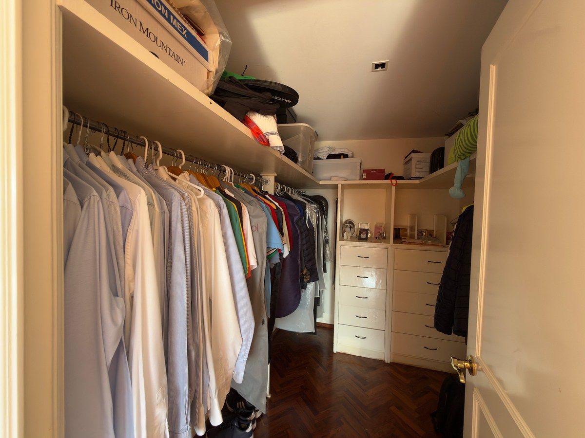 17 de 25: Walk in Closet recámara principal
