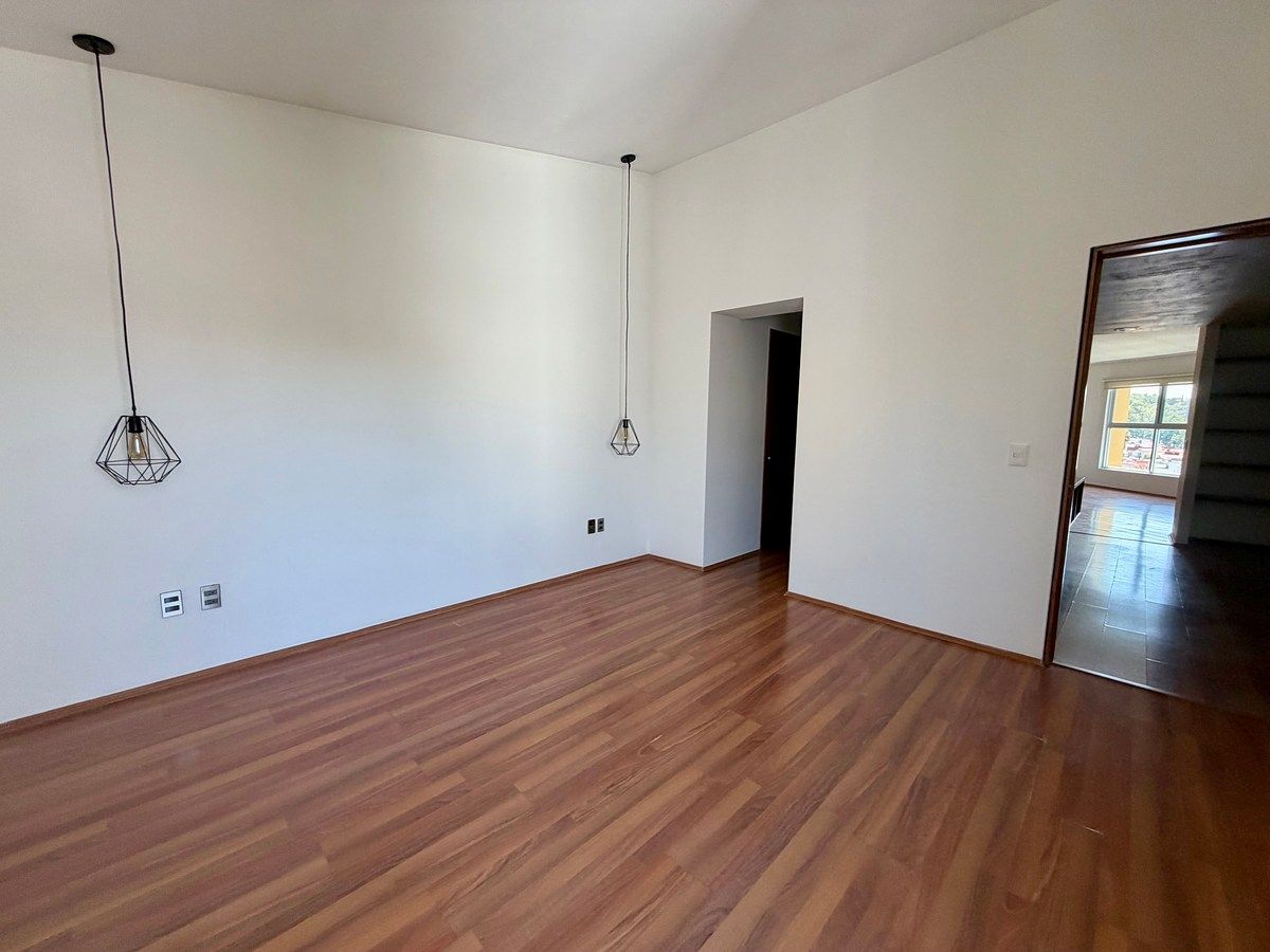 9 de 19: Recámara principal con baño y vestidor