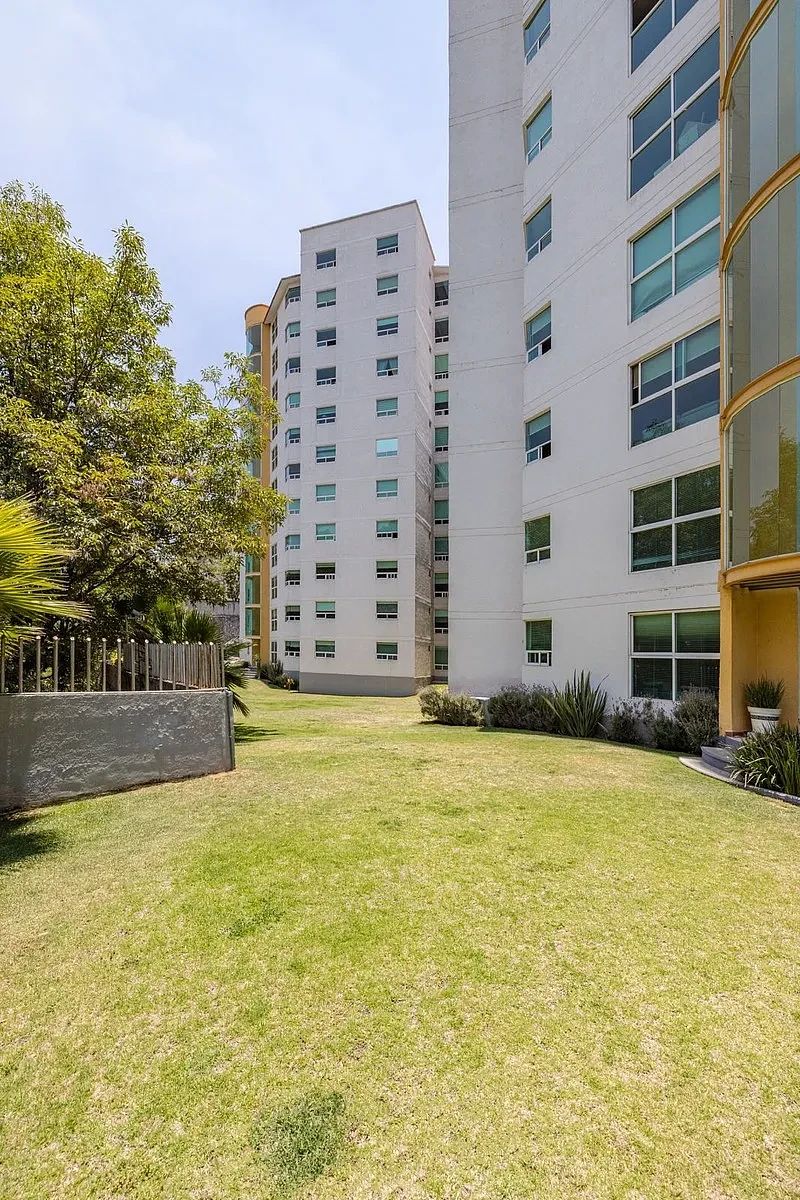 2 de 19: Fachada y jardín