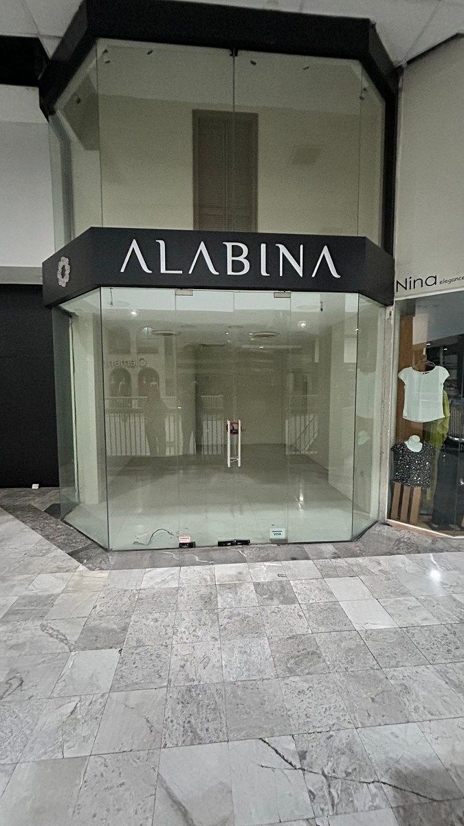 Local Comercial en Plaza La Silla — Contry