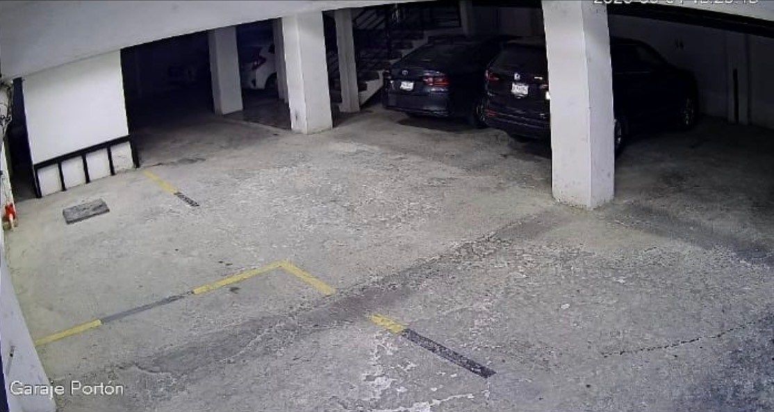17 of 17: Estacionamiento techado con portón eléctrico