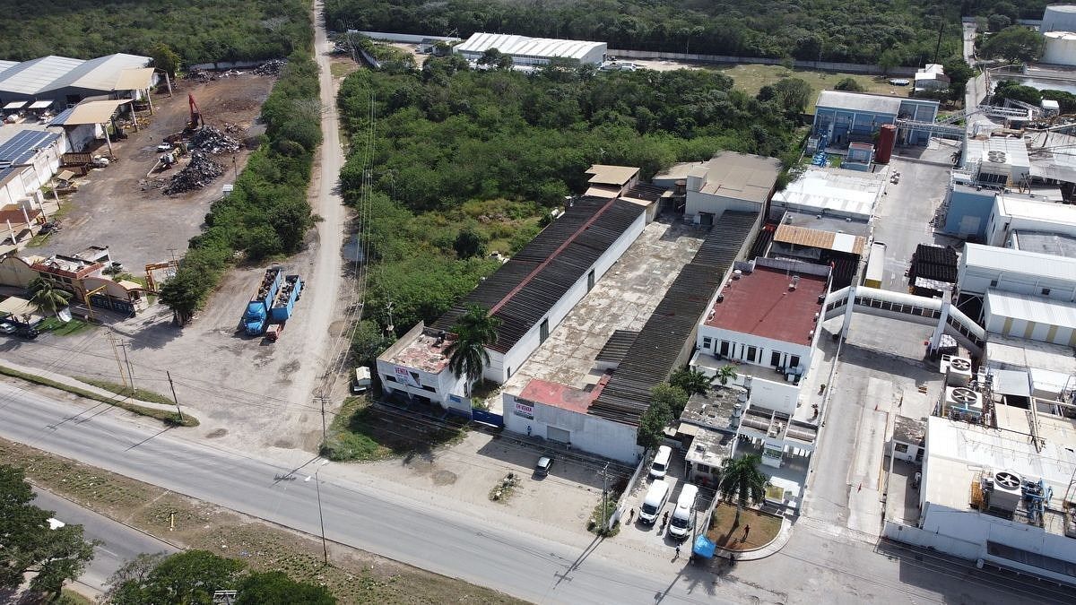 Nave industrial en esquina sobre carretera umán - mérida
