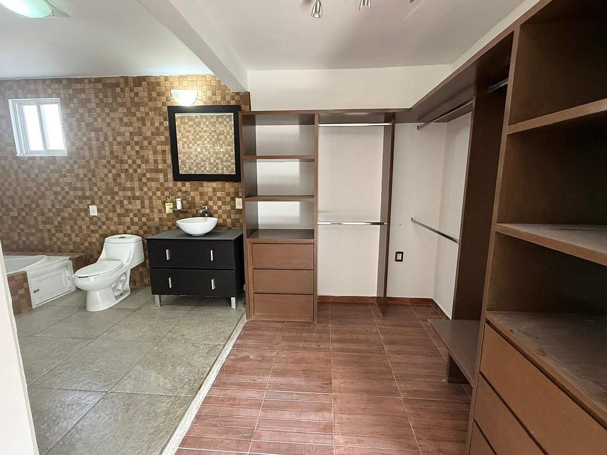 30 de 40: Vestidor recámara principal