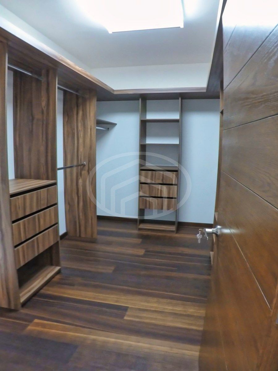 7 de 9: Vestidor Principal