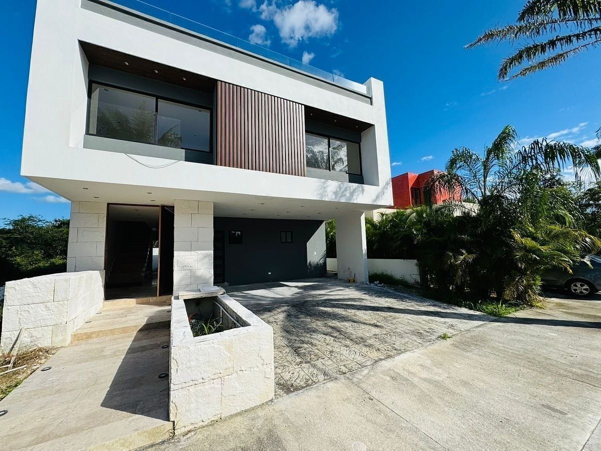 EN VENTA CASA DE DISEÑO DOBLE ALTURA EN ZONA PASEOS COUNTRY MERIDA NORTE - foto 1