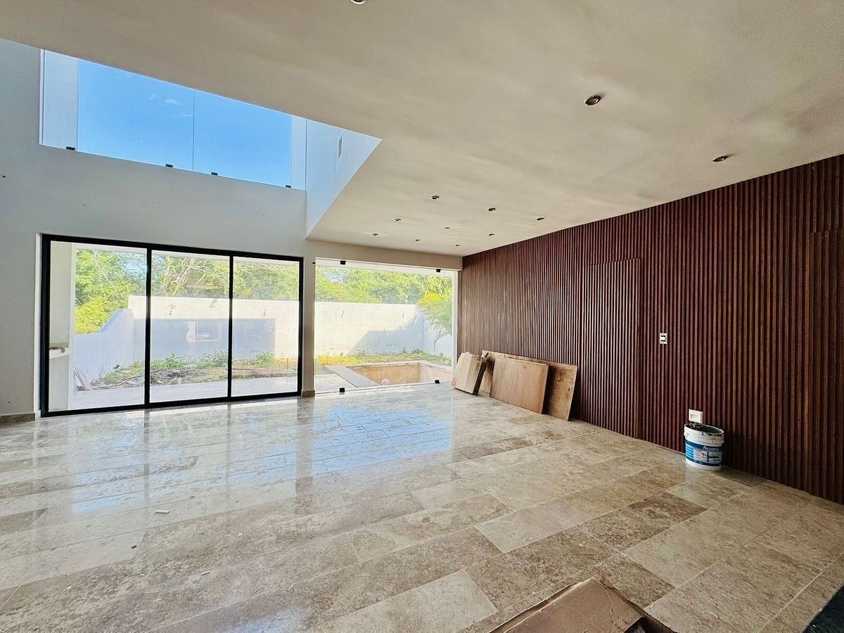 EN VENTA CASA DE DISEÑO DOBLE ALTURA EN ZONA PASEOS COUNTRY MERIDA NORTE - foto 2