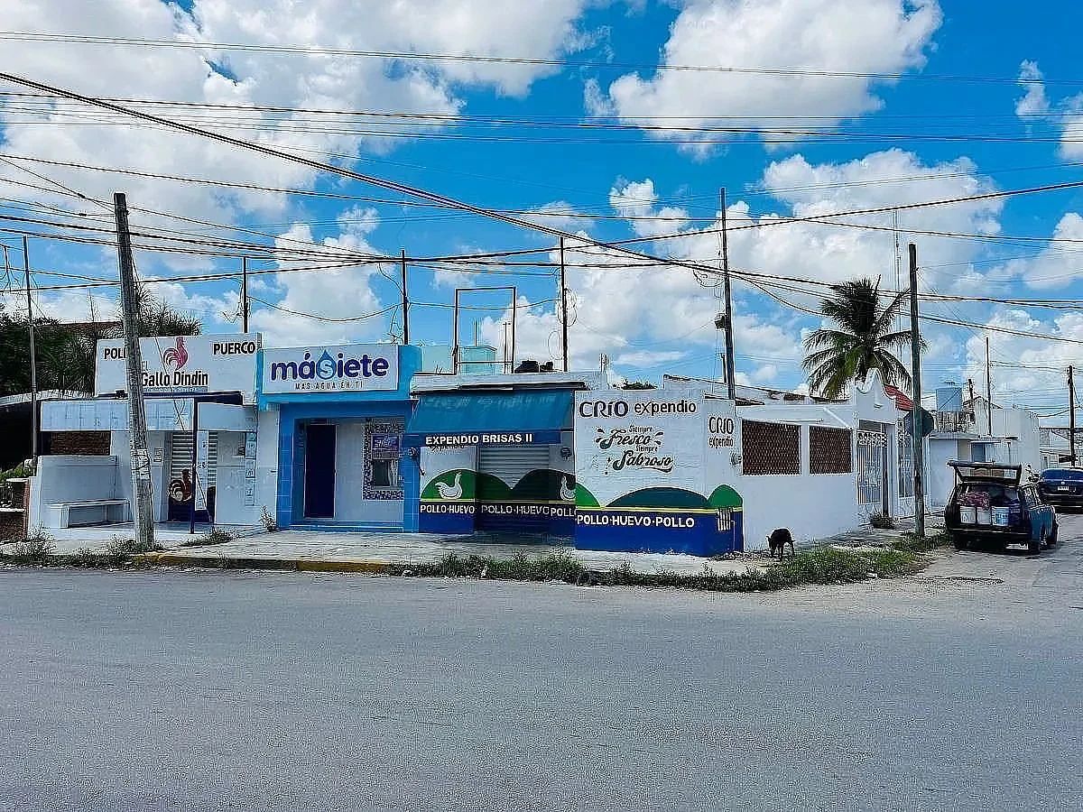 EN VENTA CASA EN ESQUINA CON LOCALES COMERCIALES EN MÉRIDA ZONA NORTE BRISAS
