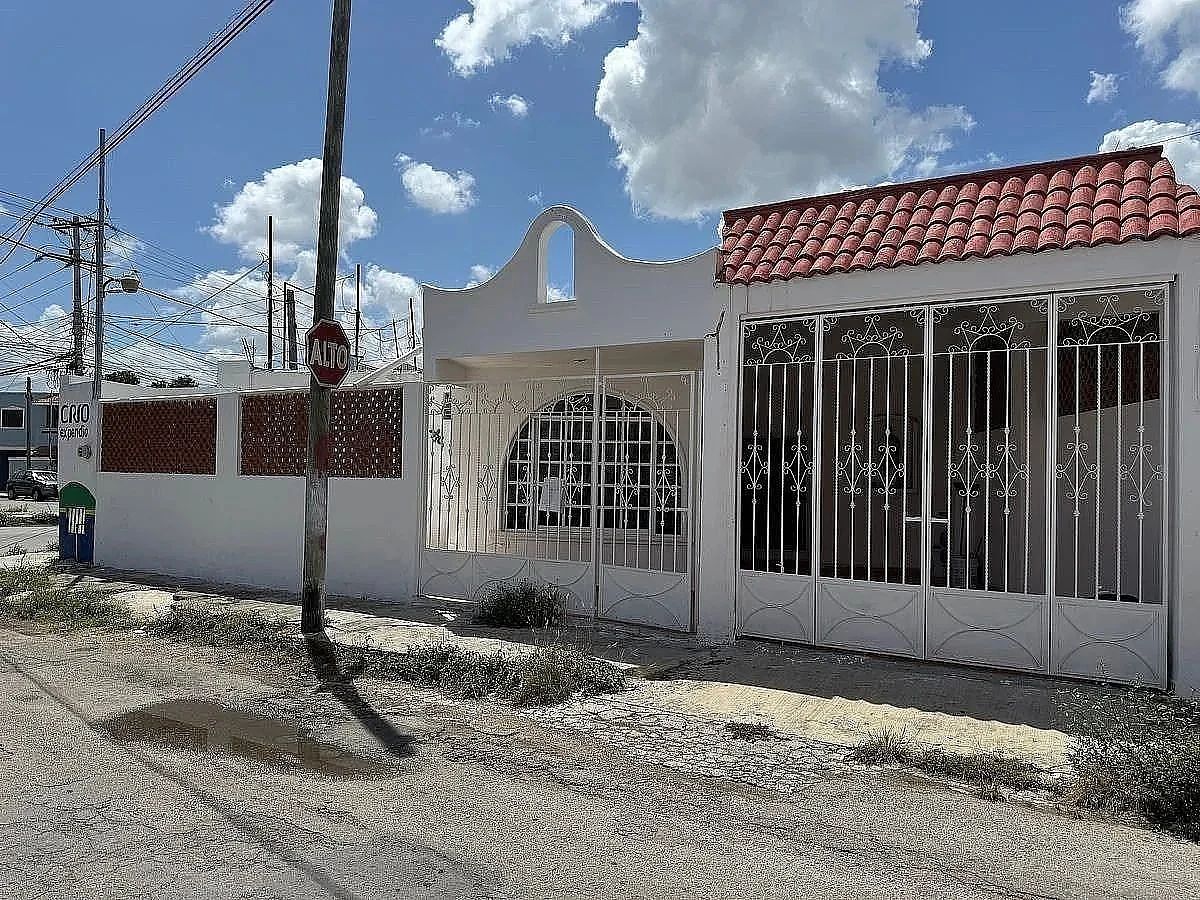 EN VENTA CASA EN ESQUINA CON LOCALES COMERCIALES EN MÉRIDA ZONA NORTE BRISAS - foto 2