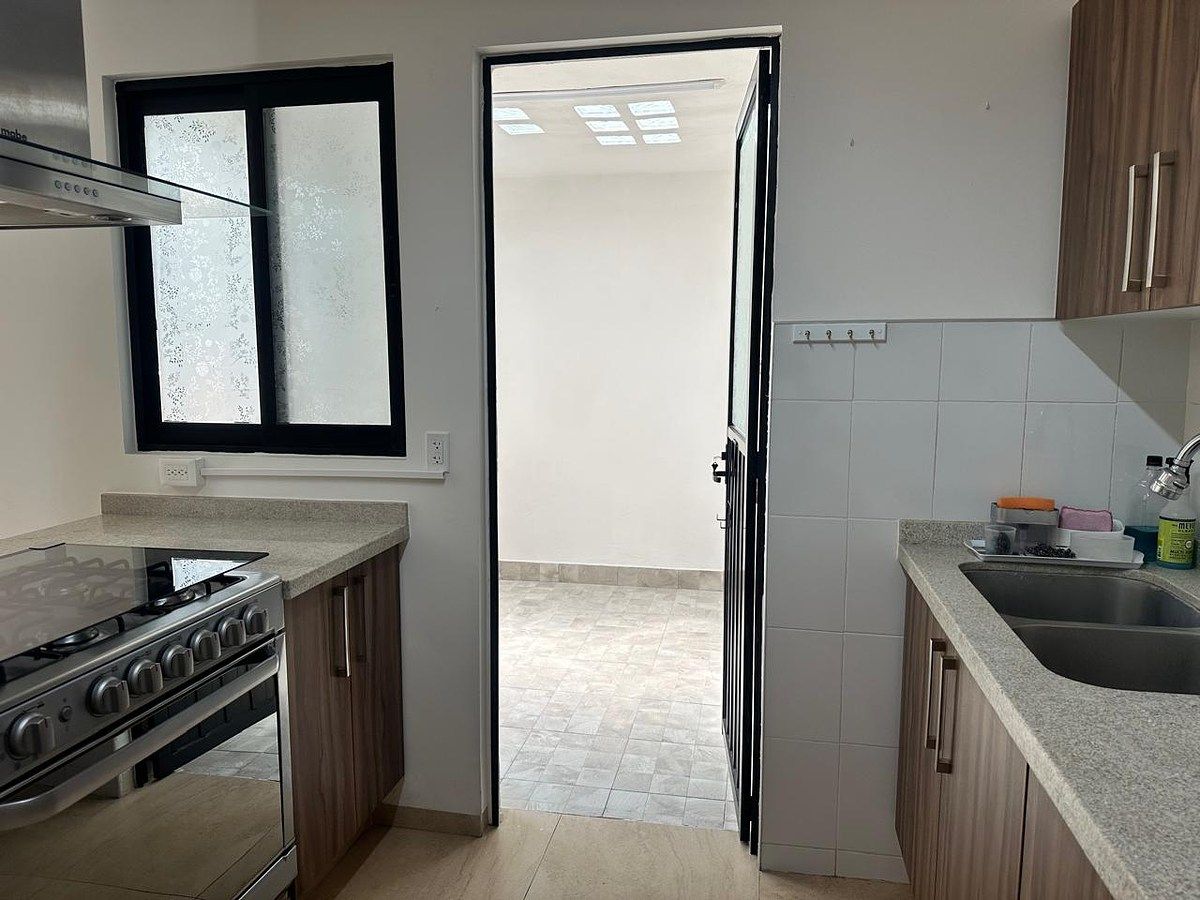 6 de 34: acceso a cuarto de lavado (bodega)