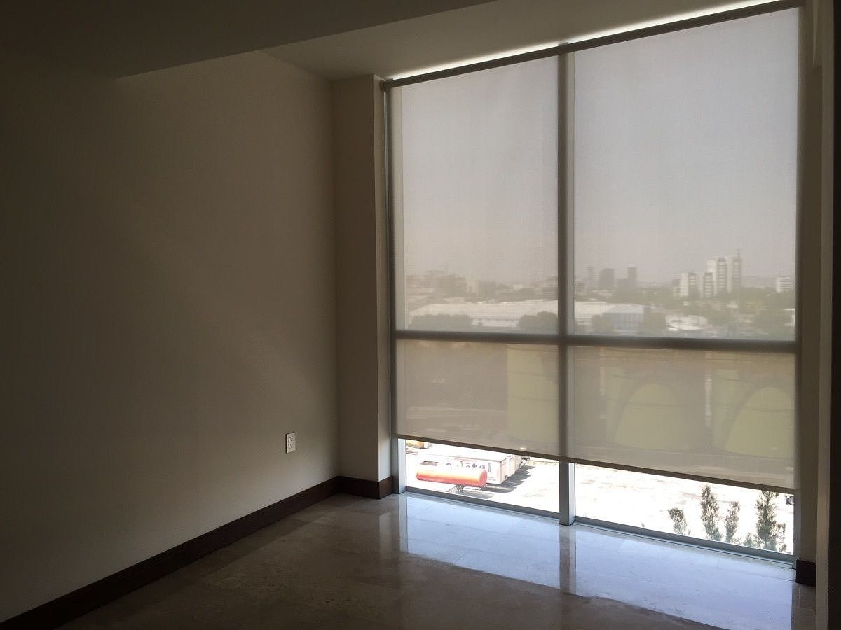 21 of 45: comedor con cristal de piso a techo