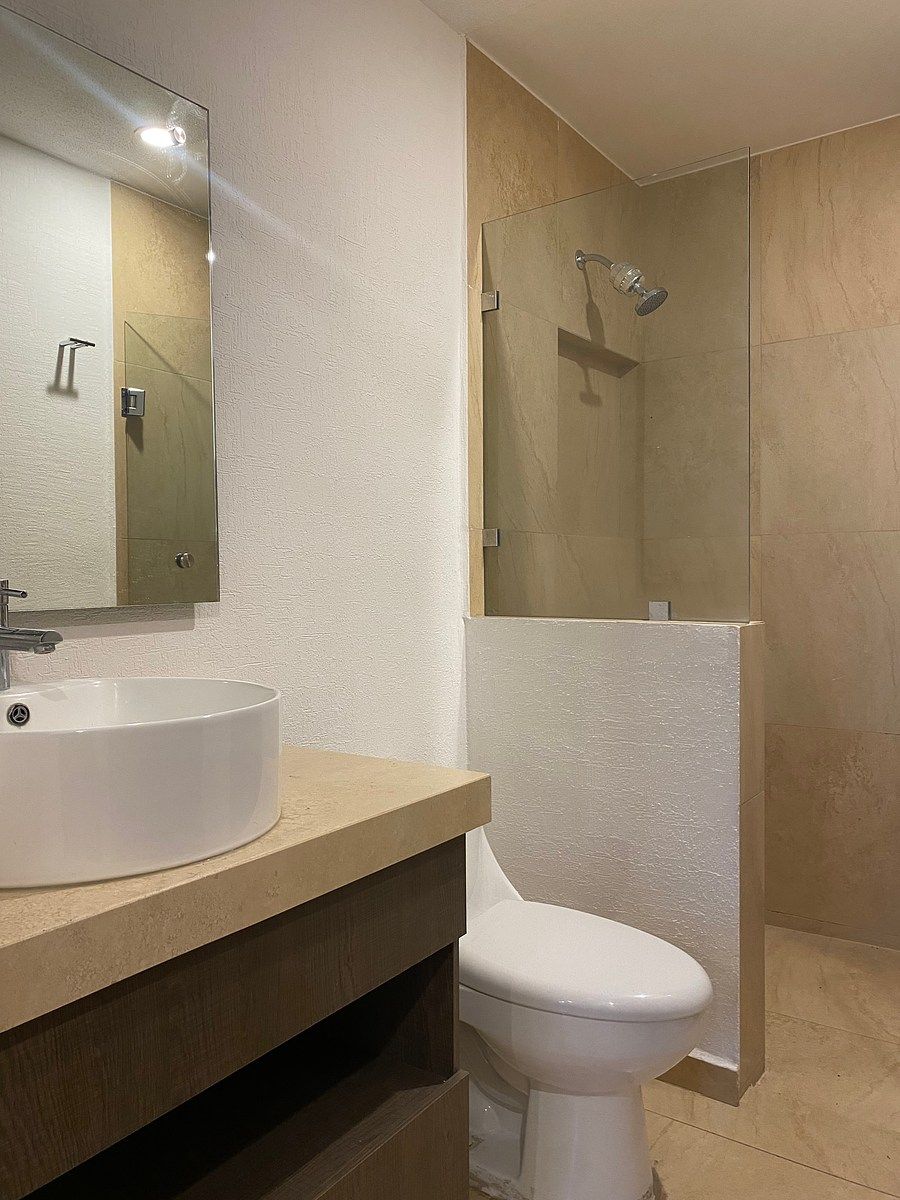 8 de 17: Baño compartido recámara secundaria y visitas