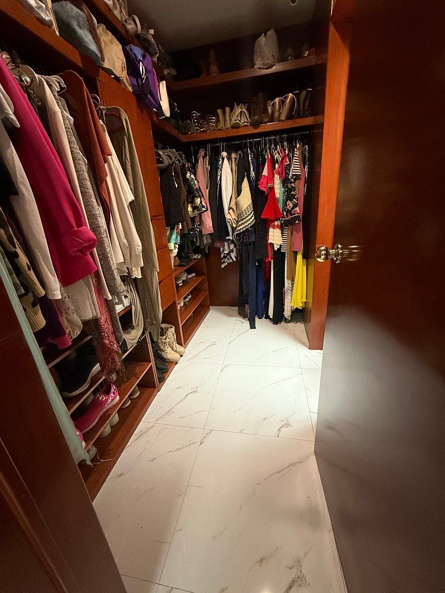 13 de 27: Vestidor