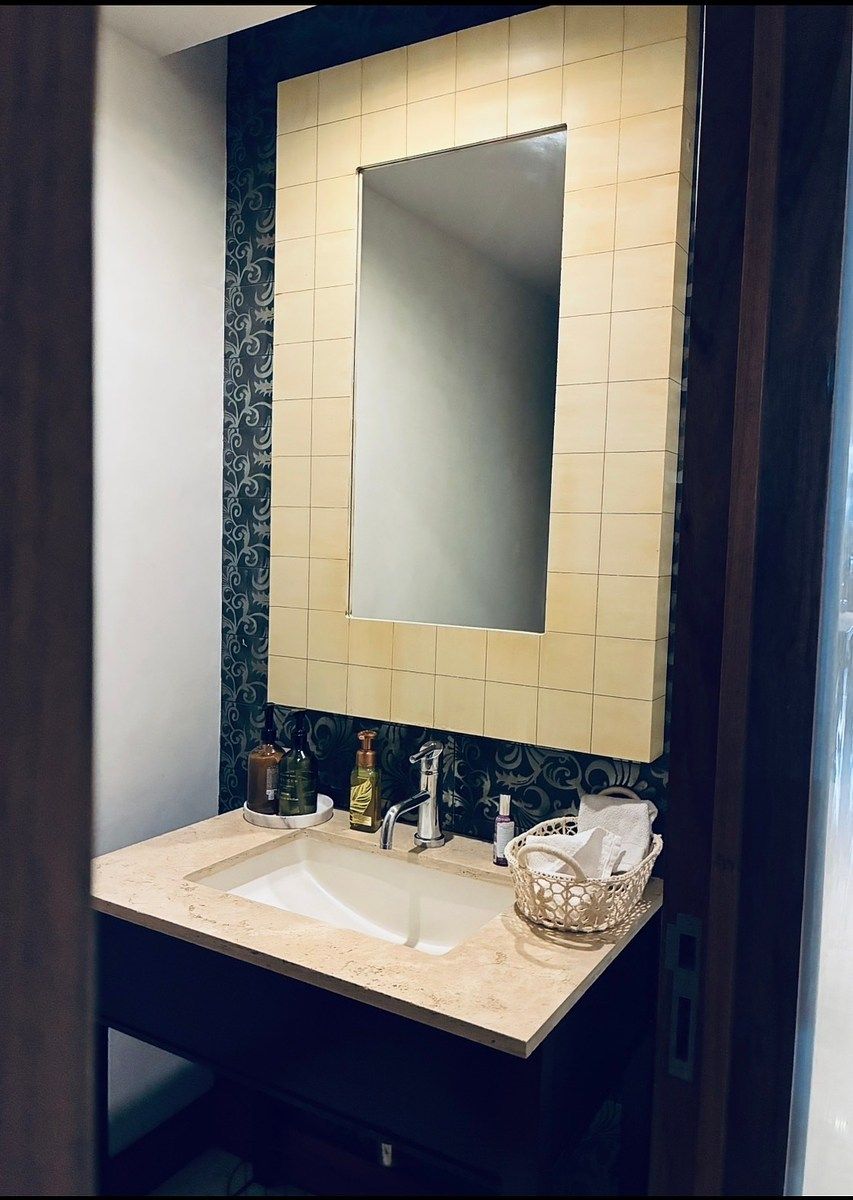 10 of 15: Medio baño de visitas