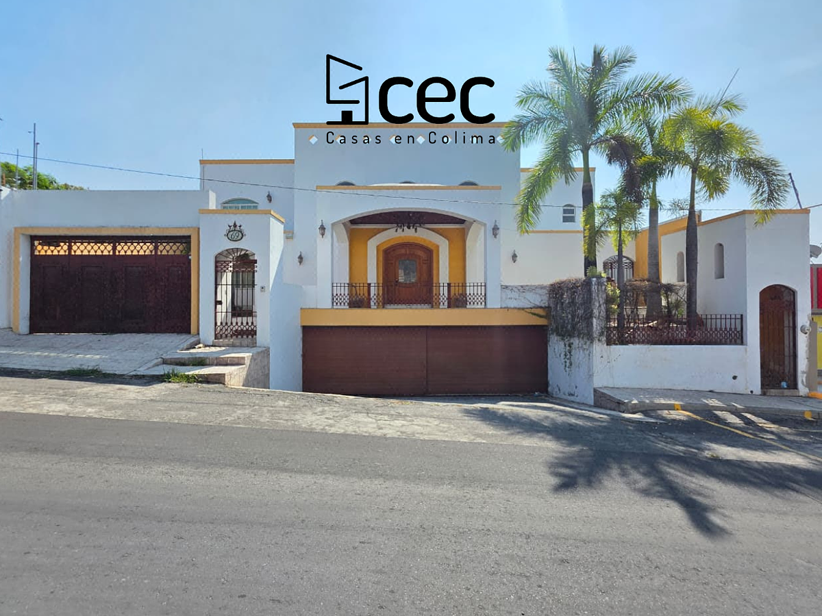 Residencia en Venta con Alberca, 2 Plantas 4 Recámaras, 5 Baños, Cochera Techada
