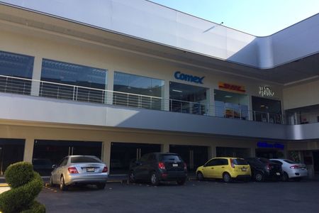 Local COMERCIAL en RENTA frente a Perinorte!