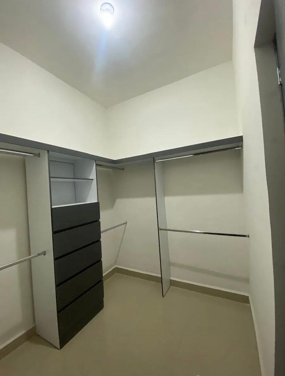 2 of 13: Clóset vestidor