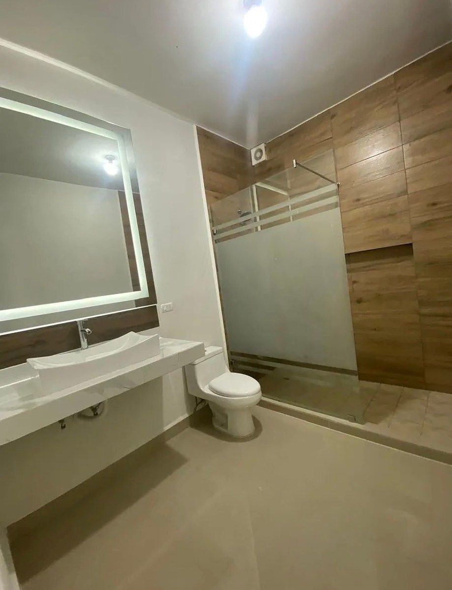 8 of 13: Baño