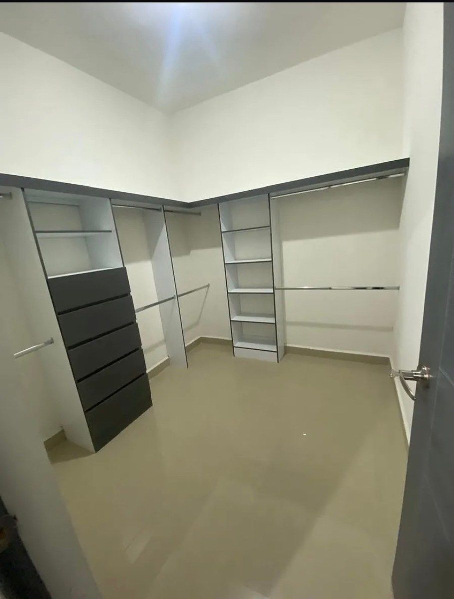 11 of 13: Clóset vestidor