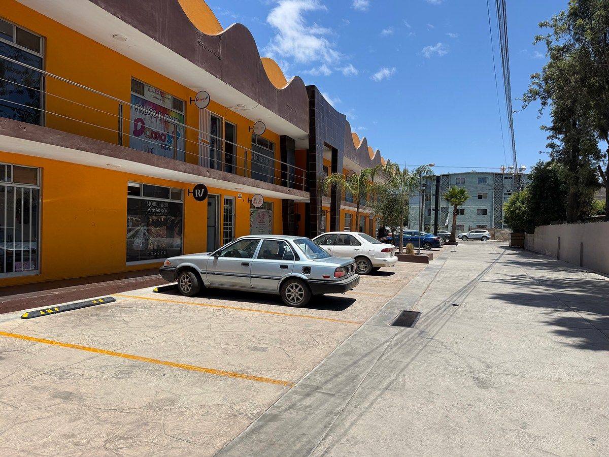 LOCAL COMERCIAL EN RENTA, EN PLAZA LOS LAURELES,ENSENADA, B.C., foto 1 de 9
