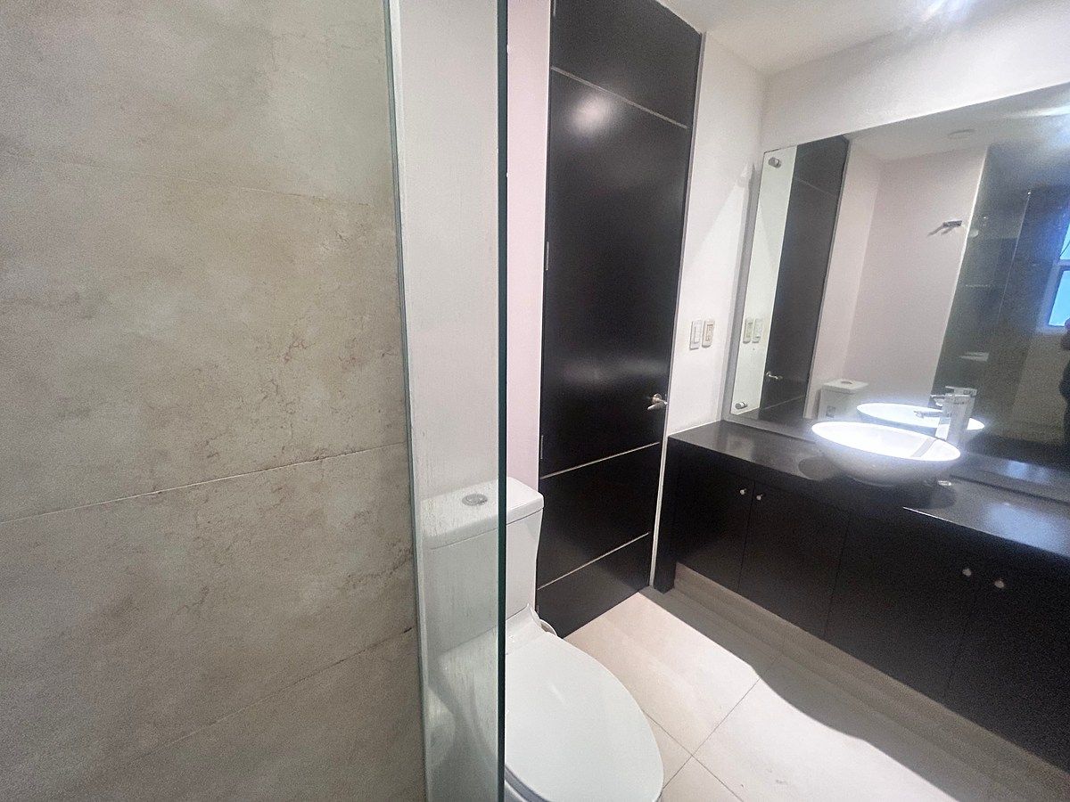 8 de 14: Baño de habitación principal