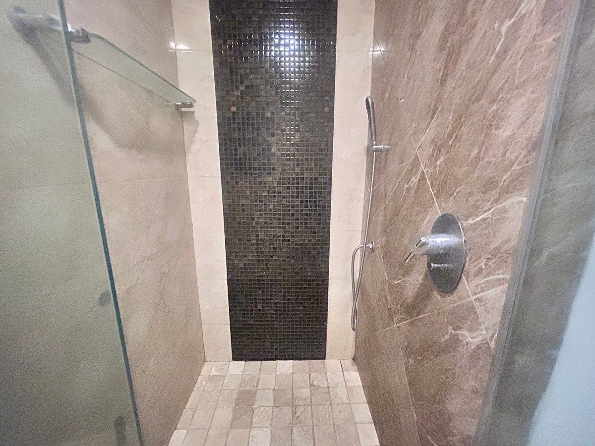 10 de 14: Baño de habitación principal