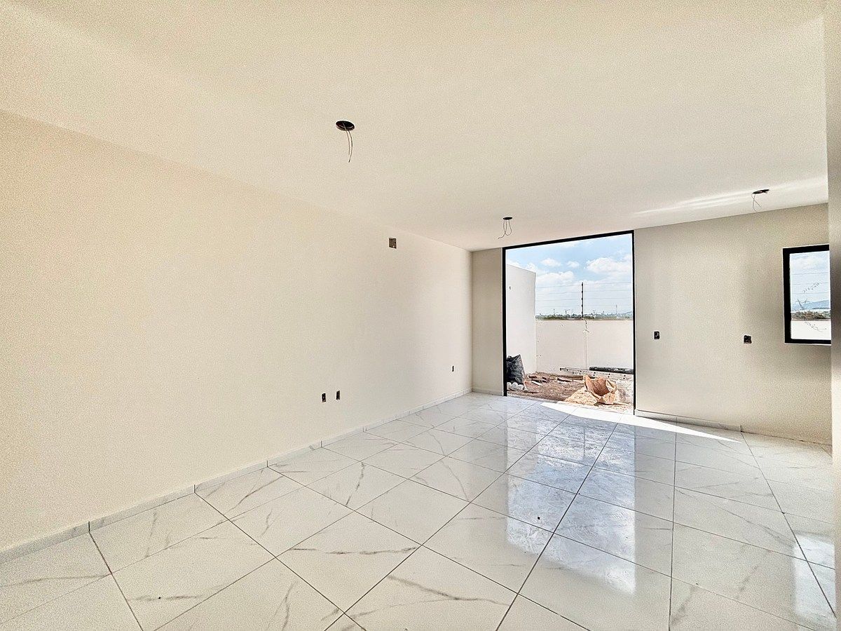 Área de sala y comedor con ventanal hacia el jardín / Patio., foto 22 de 45