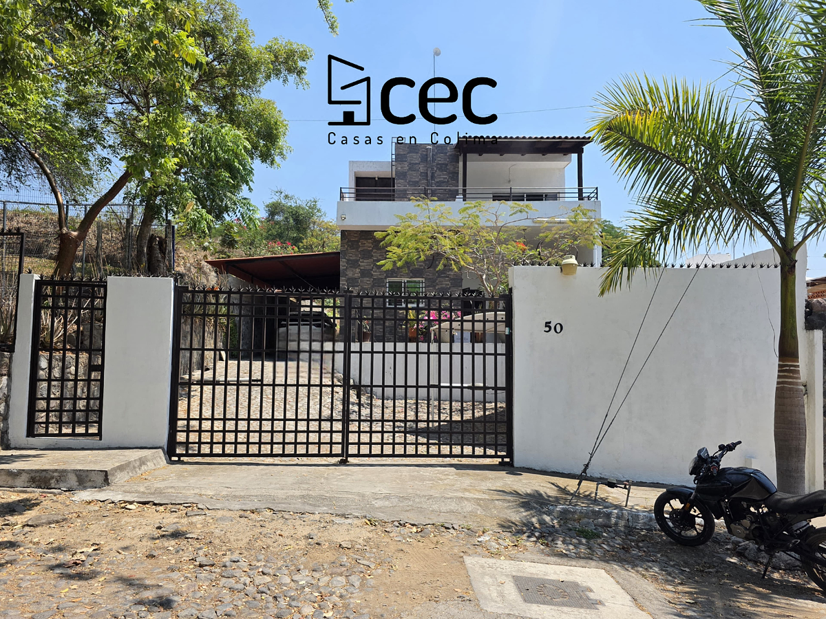 Residencia en Venta, 2 Plantas, 4 Recámaras, 2 Baños, Cochera para 3 Autos