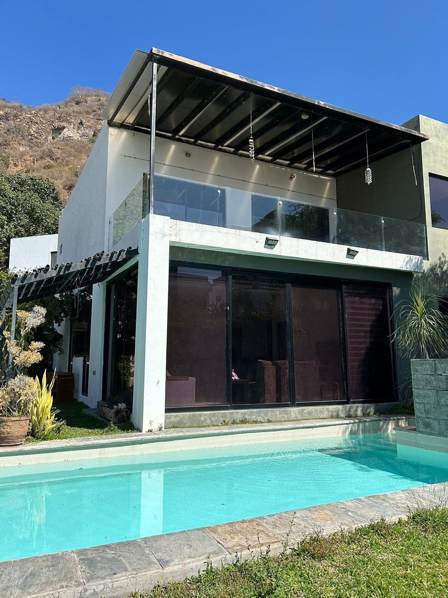 5 de 13: Fachada y terraza
