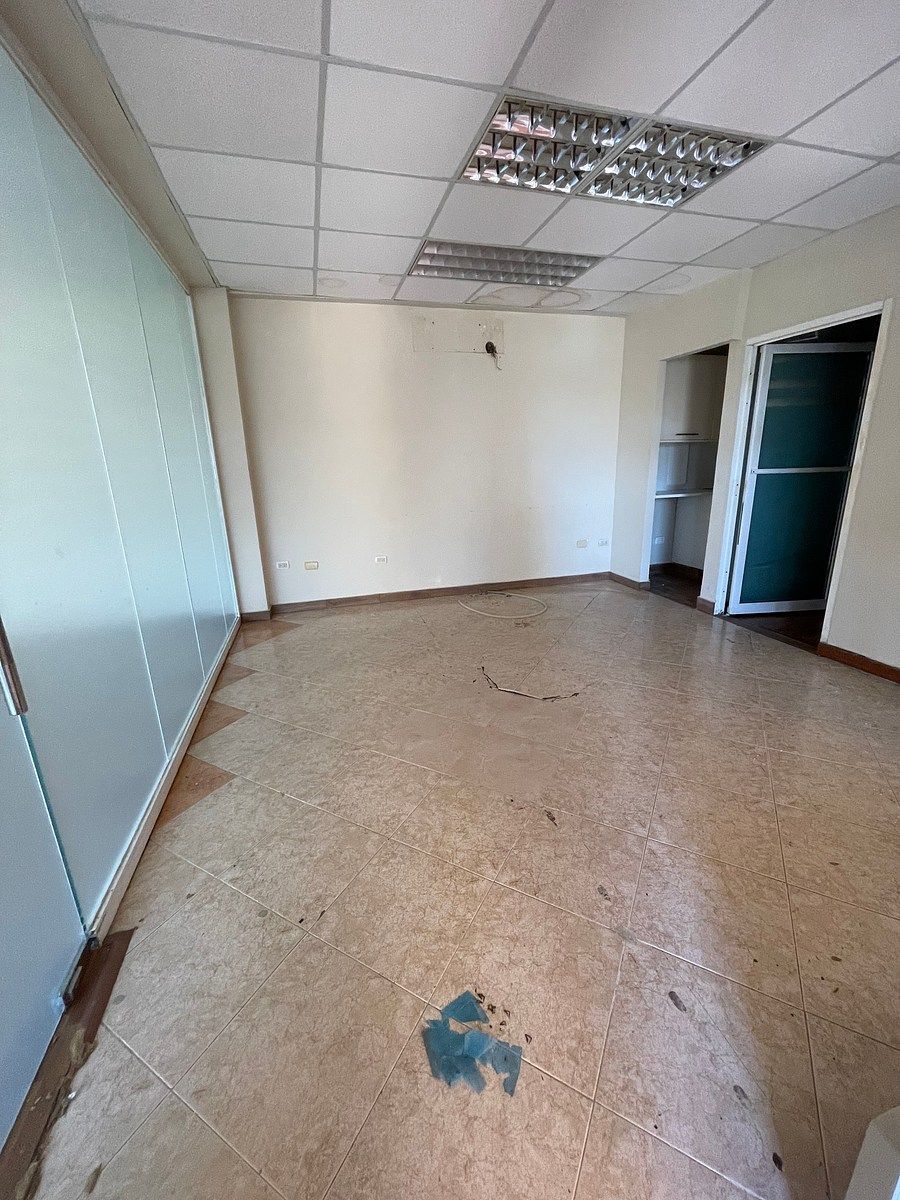 I rent a commercial space of 67 square meters in the plaza, Ens. Paraiso, photo 1 of 4