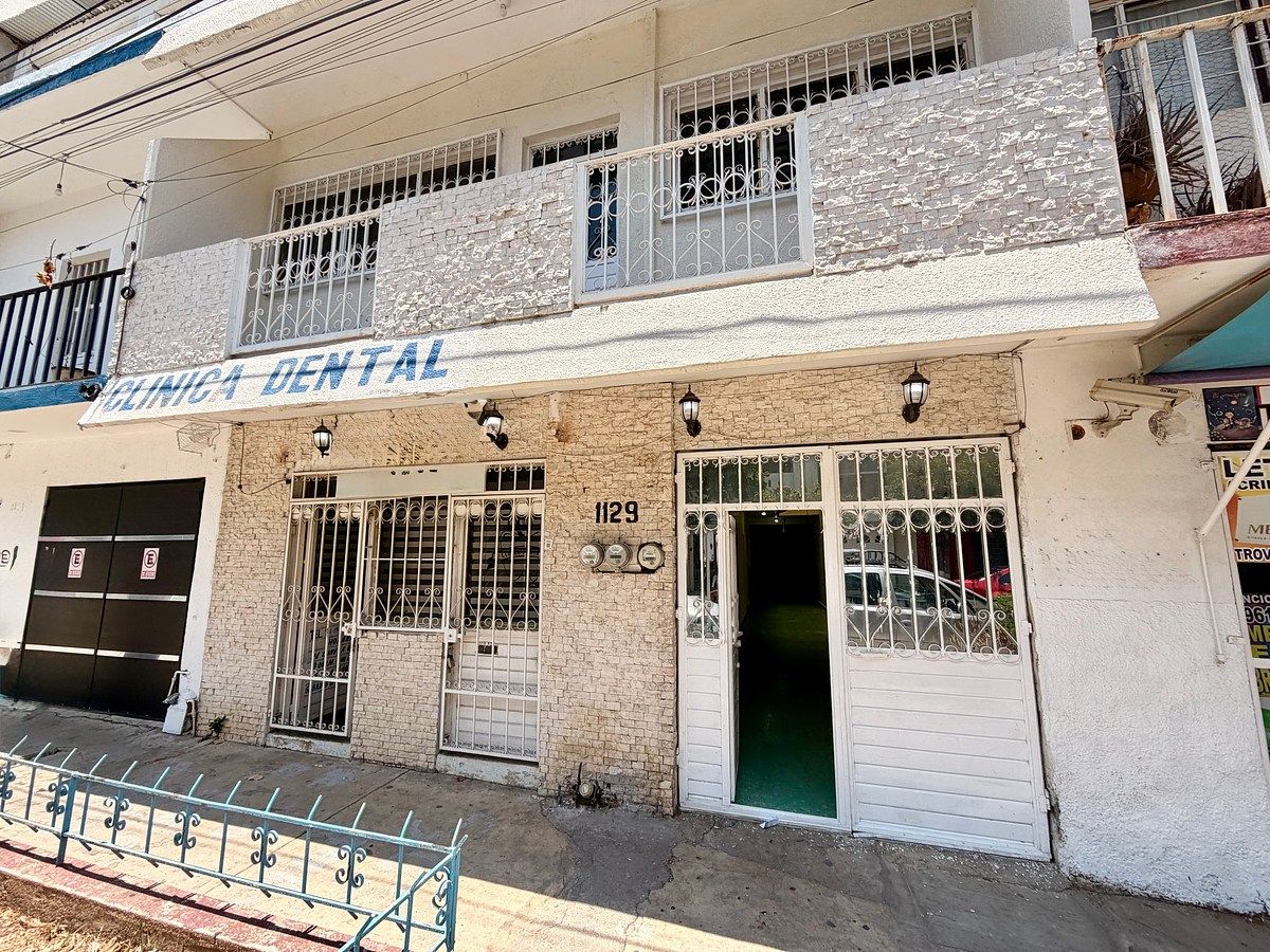 House for SALE with 7 bedrooms one block from 5 de Mayo park, photo 1 of 30