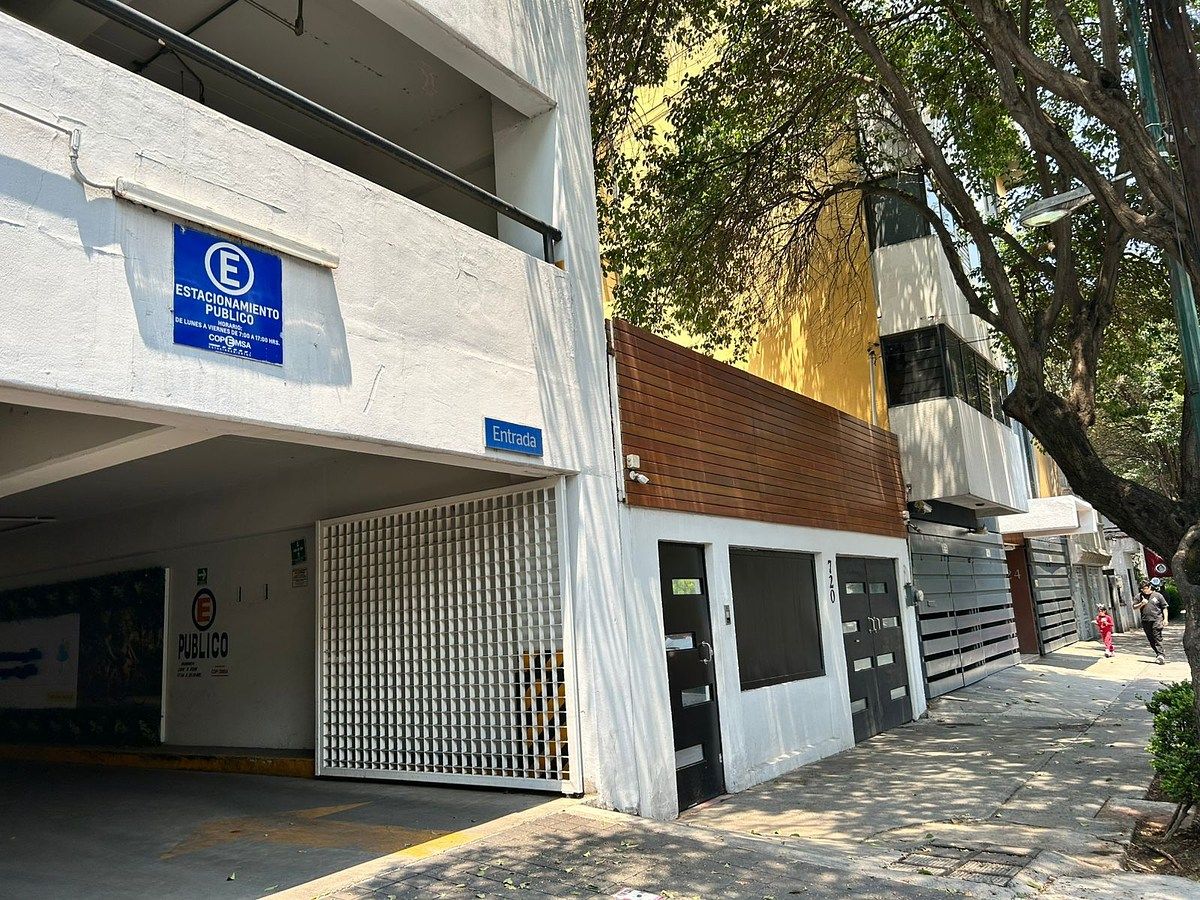 JUNTO A ESTACIONAMIENTO, foto 4 de 19