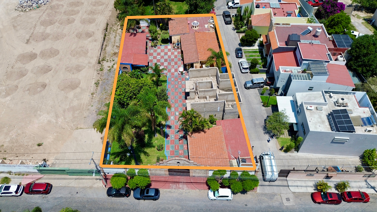 Casa en Venta a Precio de Terreno | a 1 cuadra de Juan Gil Preciado | 1,391m²