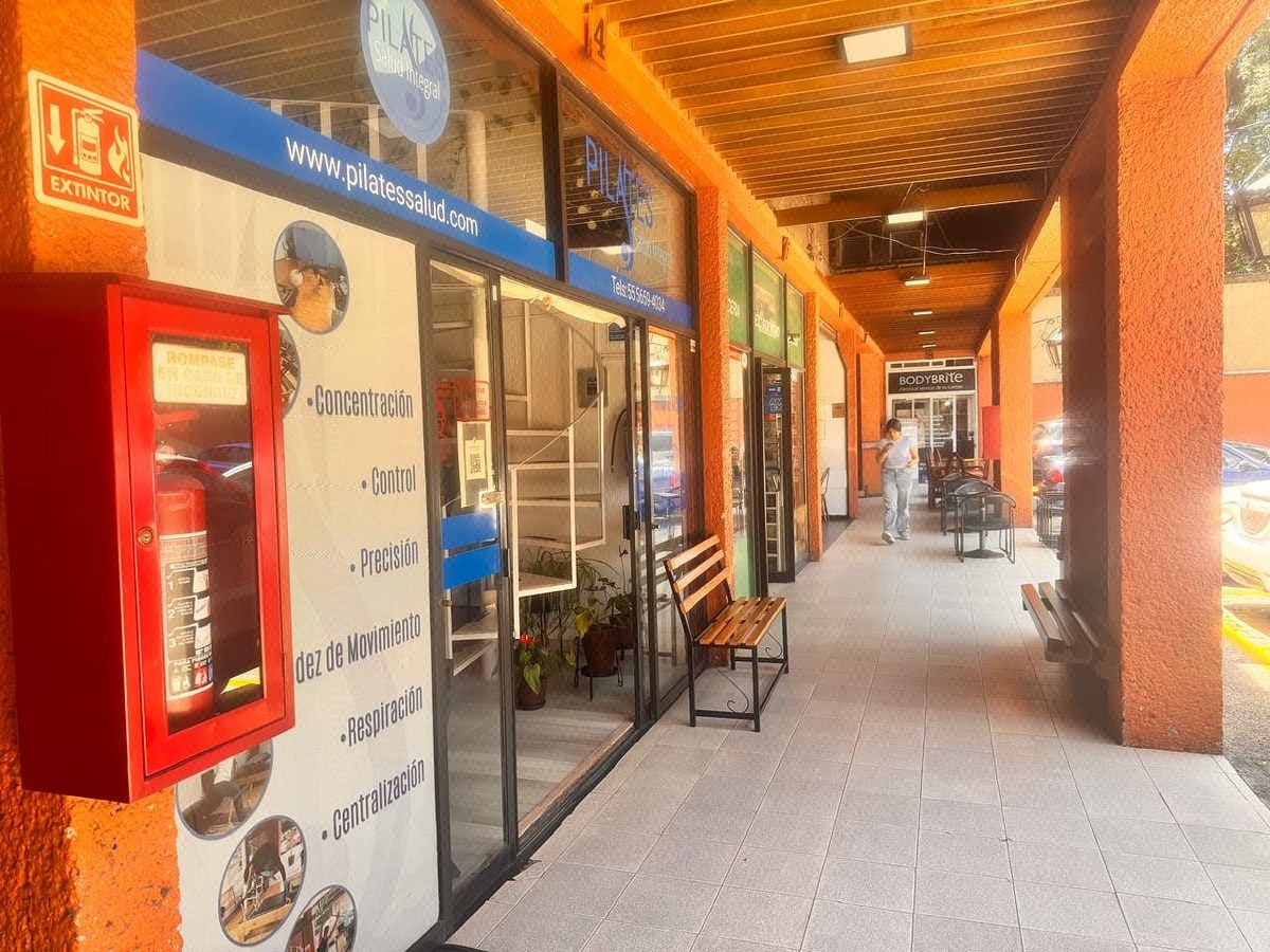 Otros comercios en la plaza, foto 8 de 11