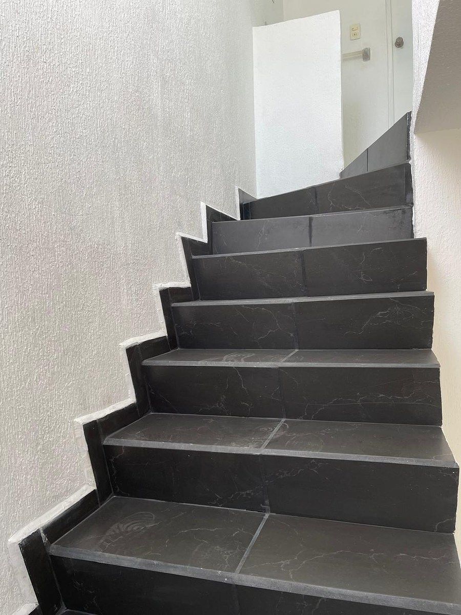 8 of 9: escalera