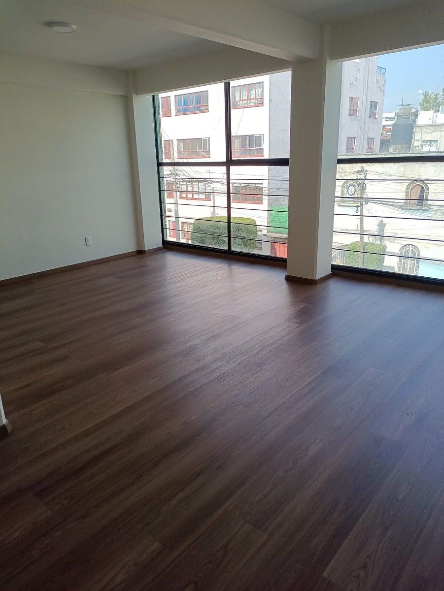 1 de 8: Sala comedor con amplios ventanales