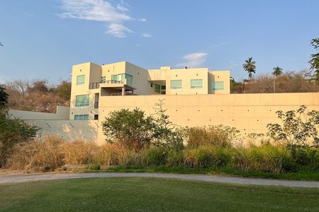 LUXURY RESIDENCE IN SANTA FE XOCHITEPEC GOLF CLUB, MORELOS