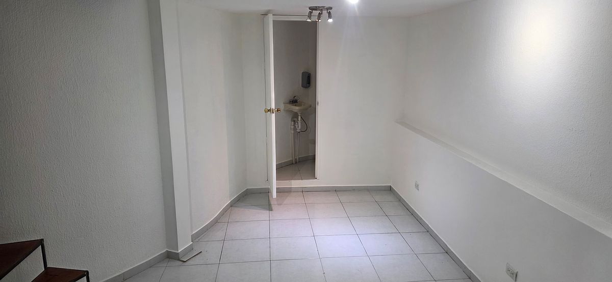5 of 14: Baño