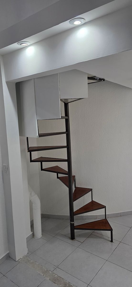 7 of 14: Escalera a tapanco