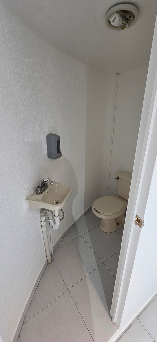 6 of 14: Baño