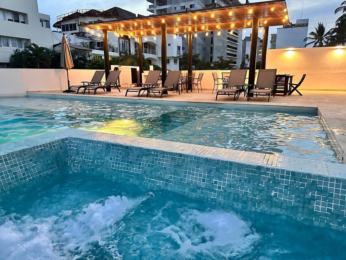 4 of 20: Alberca y Jacuzzi