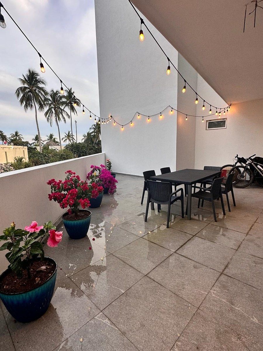 2 of 20: Terraza exterior