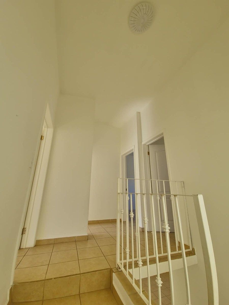 12 de 20: ESCALERA Y PASILLO EN PLANTA ALTA