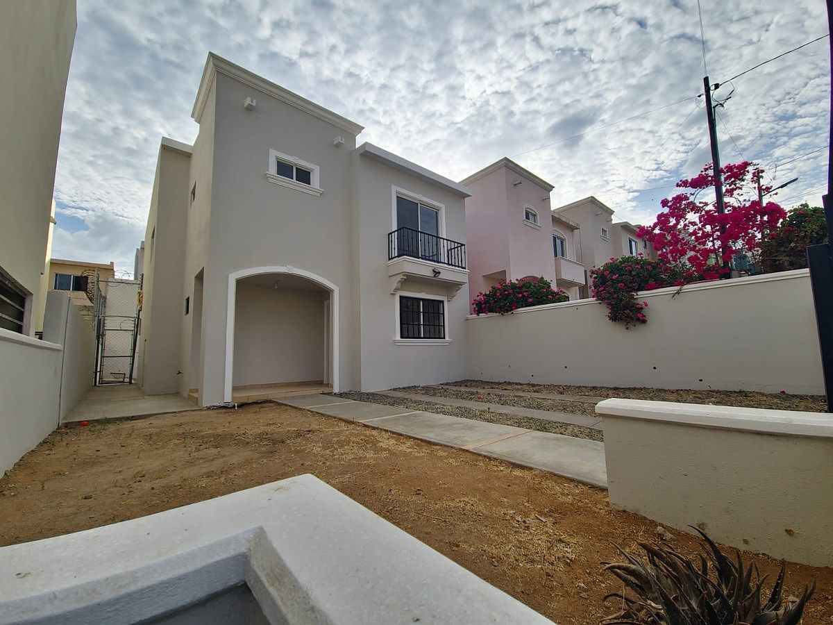 PATIO FRONTAL Y FACHADA, photo 3 of 20