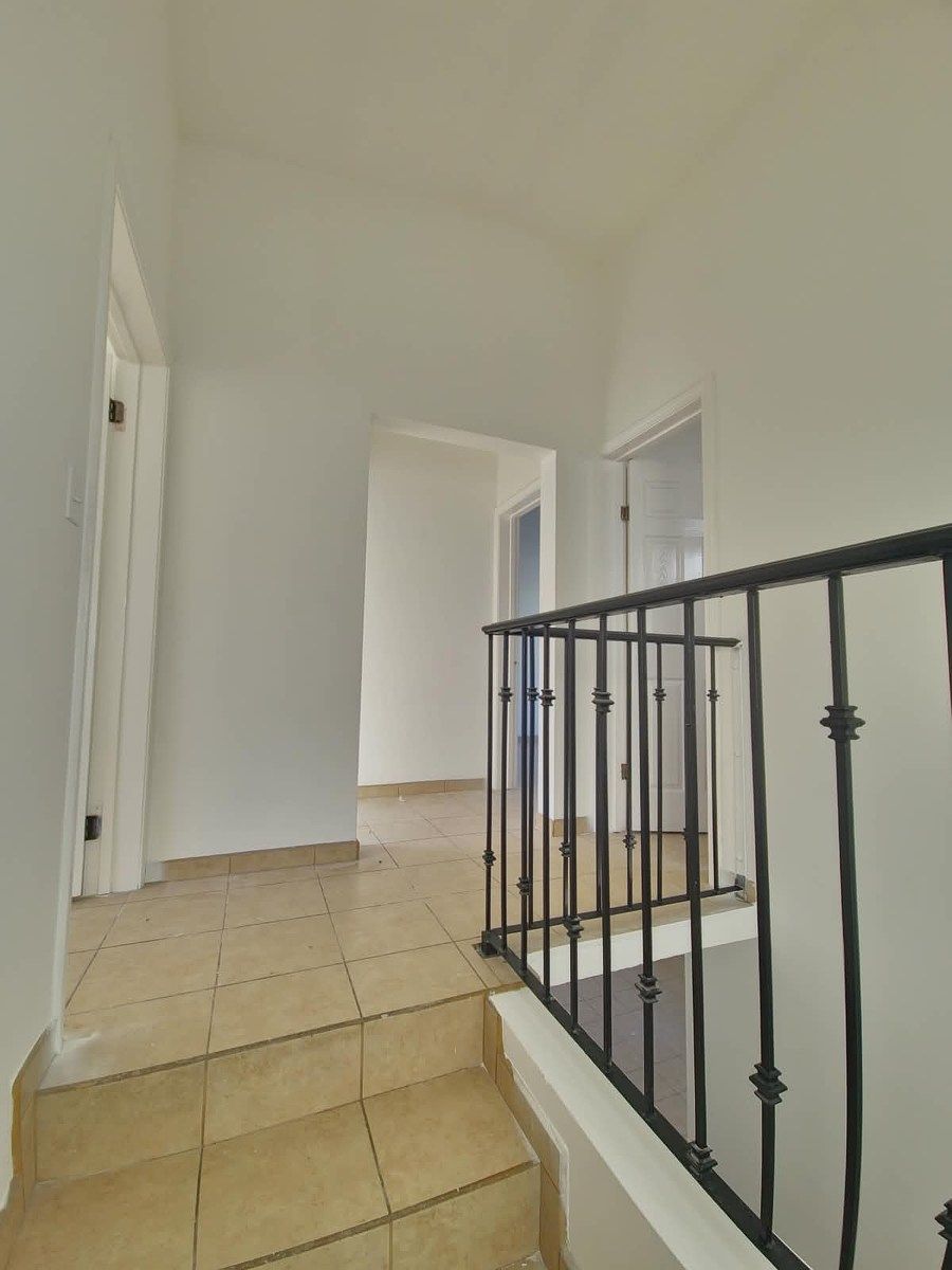 ESCALERA Y PASILLO EN PLANTA ALTA, photo 11 of 20