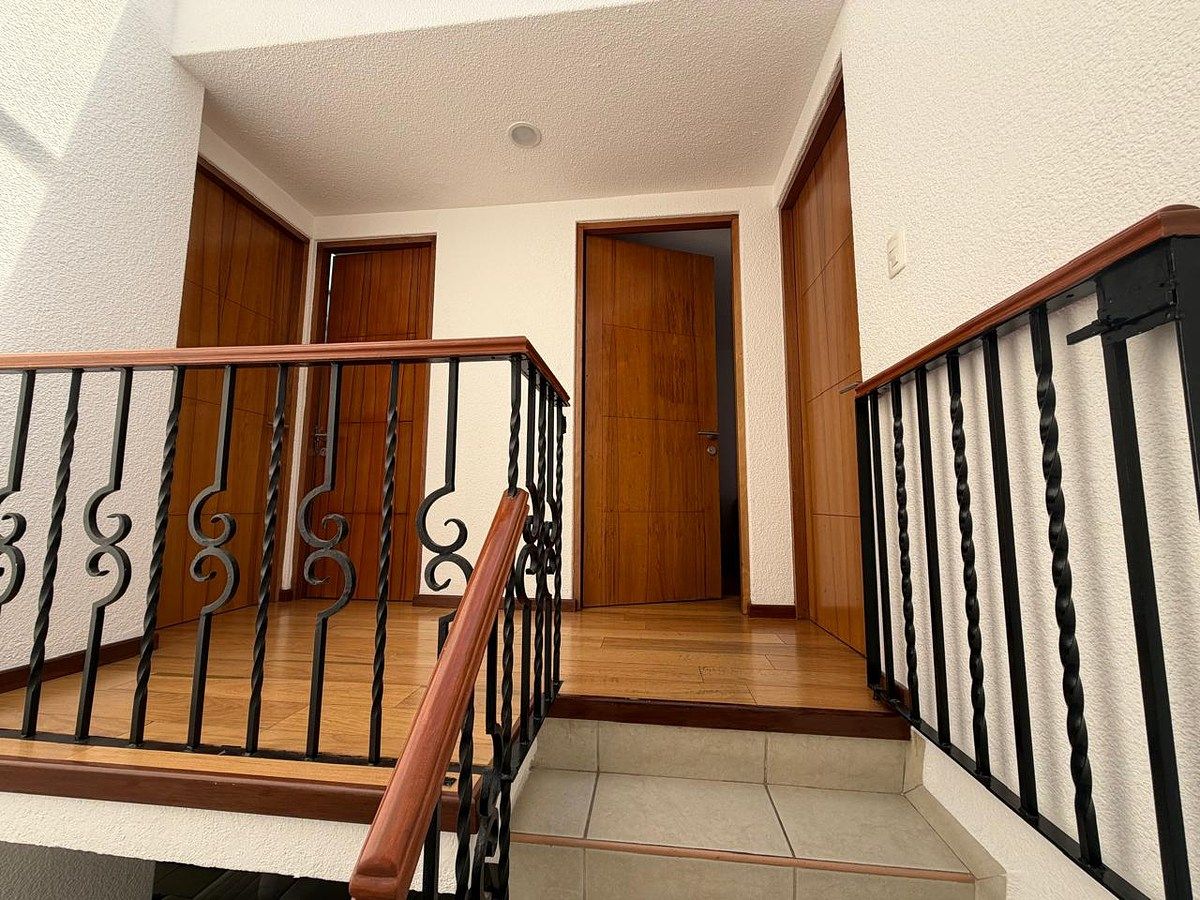 9 of 29: Escaleras 3er Piso